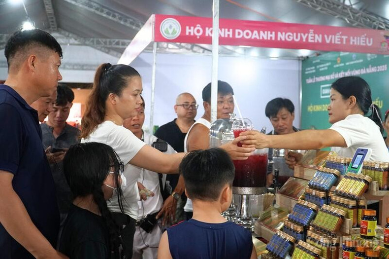 Gran afluencia de visitantes al mercado. Gran afluencia de visitantes al mercado.