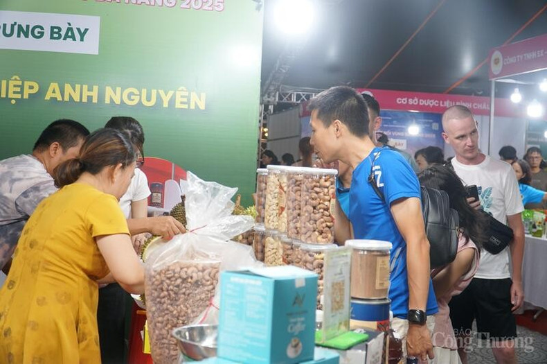 Con más de 80 stands, el bazar presenta productos OCOP (Cada comuna, un producto) y demás especialidades agrícolas de todas partes del país. Con más de 80 stands, el bazar presenta productos OCOP (Cada comuna, un producto) y demás especialidades agrícolas de todas partes del país.