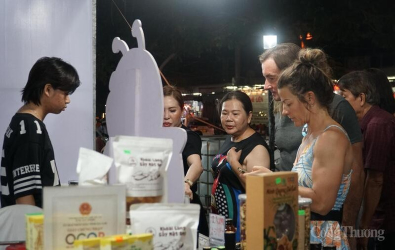 A los visitantes foráneos les encantan las ofertas agrícolas, como el café, las nueces de macadamia, los productos OCOP y los productos naturales, como el aceite esencial. A los visitantes foráneos les encantan las ofertas agrícolas, como el café, las nueces de macadamia, los productos OCOP y los productos naturales, como el aceite esencial.