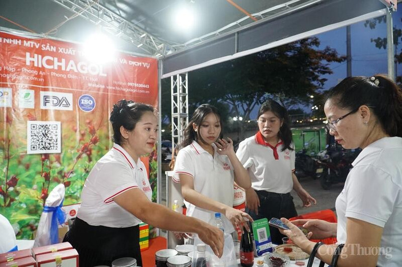 Según Nguyen Thi Thu Hien, ejecutiva de una compañía expositora, mercados como este han brindado a las pequeñas empresas, incluida la suya, el acceso directo a decenas de miles de consumidores, y la oportunidad de intercambiar experiencias con sus colegas y contactar directamente con los clientes. "Hemos encontrado a numerosos socios a través de estos programas de promoción comercial", comentó. Según Nguyen Thi Thu Hien, ejecutiva de una compañía expositora, mercados como este han brindado a las pequeñas empresas, incluida la suya, el acceso directo a decenas de miles de consumidores, y la oportunidad de intercambiar experiencias con sus colegas y contactar directamente con los clientes. "Hemos encontrado a numerosos socios a través de estos programas de promoción comercial", comentó.