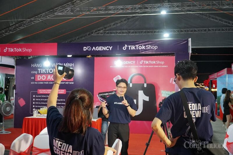 Los clientes también disponen de un espacio donde pueden probar tecnologías digitales y visitar puestos temáticos ofrecidos por las principales empresas del sector de la transformación digital, que muestran métodos de pago sin efectivo, plataformas de comercio electrónico y soluciones logísticas. Los clientes también disponen de un espacio donde pueden probar tecnologías digitales y visitar puestos temáticos ofrecidos por las principales empresas del sector de la transformación digital, que muestran métodos de pago sin efectivo, plataformas de comercio electrónico y soluciones logísticas.