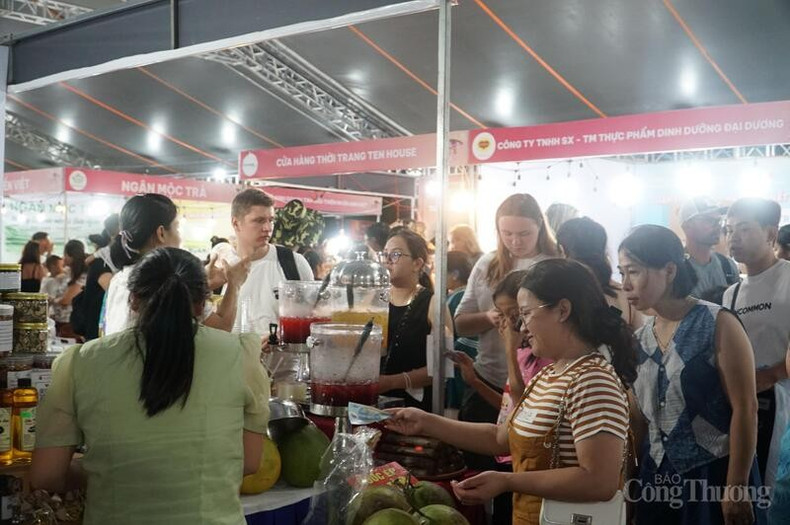 El mercado atrae a una nutrida cantidad de visitantes. El mercado atrae a una nutrida cantidad de visitantes.