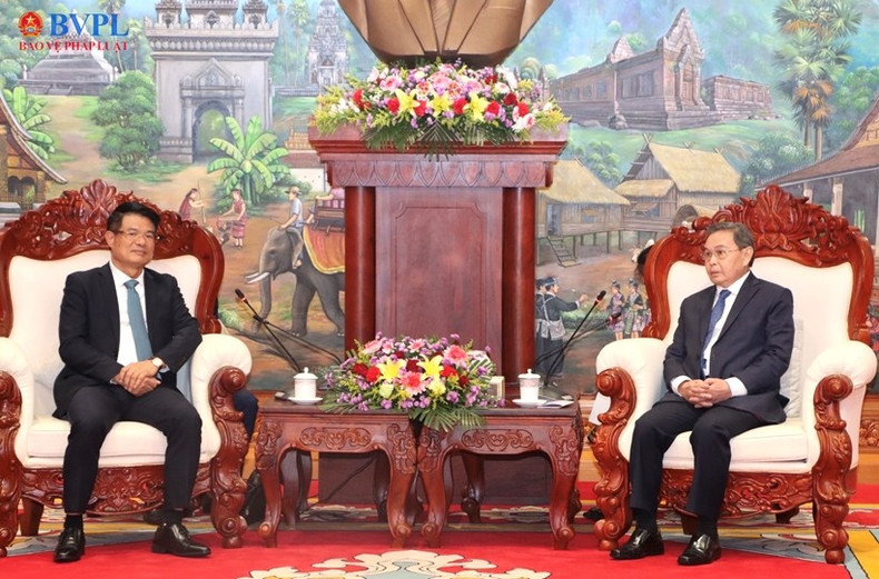 Vista de la reunión entre el fiscal general de Vietnam, Nguyen Huy Tien, y el titular de la Asamblea Nacional de Laos, Xaysomphone Phomvihane.