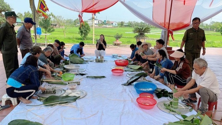 Vista del concurso de envoltura de “banh chung”.