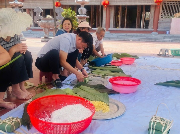 Multitud de vecinos se concentran a primeras horas del 17 de marzo para el concurso de envoltura de “banh chung”.