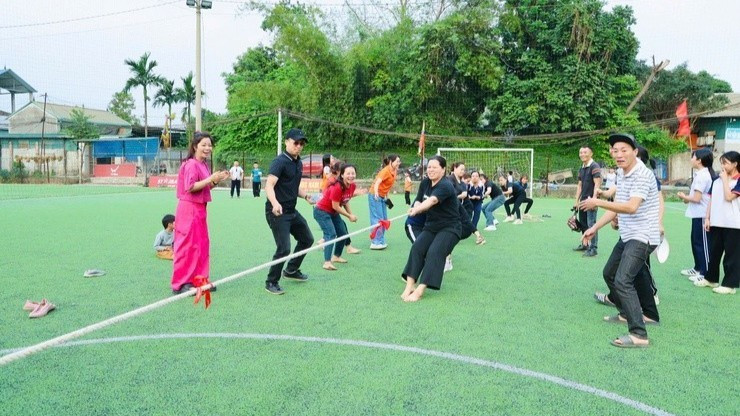 Las rondas de tira y afloja atraen a numerosos jugadores y espectadores.