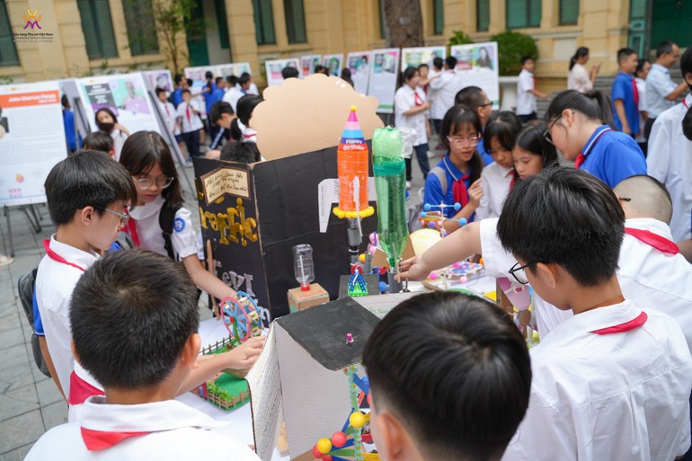 Una actividad enmarcada en el evento “Ignite the passion” en la escuela secundaria de Trung Vuong. (Foto: Nhan Dan) Una actividad enmarcada en el evento “Ignite the passion” en la escuela secundaria de Trung Vuong. (Foto: Nhan Dan)