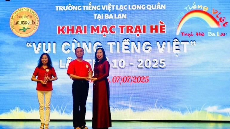 La vicecanciller Le Thi Thu Hang entrega tarjas de reconocimiento a maestros de la escuela de Lac Long Quan, en Polonia. (Fotografía: Comité Estatal sobre Vietnamitas en el Extranjero) La vicecanciller Le Thi Thu Hang entrega tarjas de reconocimiento a maestros de la escuela de Lac Long Quan, en Polonia. (Fotografía: Comité Estatal sobre Vietnamitas en el Extranjero)
