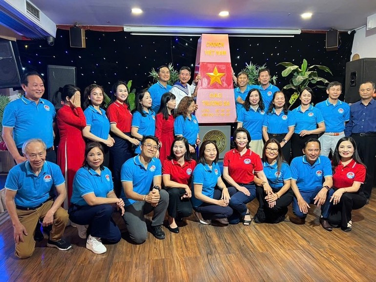 La vicecanciller y jefa del CEVE, Le Thi Thu Hang, y miembros del club Hoang Sa-Truong Sa en Polonia. (Fotografía: Comité Estatal sobre Vietnamitas en el Extranjero) La vicecanciller y jefa del CEVE, Le Thi Thu Hang, y miembros del club Hoang Sa-Truong Sa en Polonia. (Fotografía: Comité Estatal sobre Vietnamitas en el Extranjero)