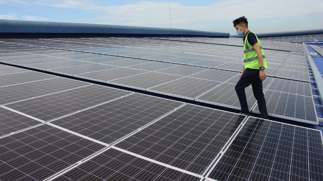 Una empresa en el barrio de Binh Tan, en Ciudad Ho Chi Minh, instala un sistema de energía solar en su tejado para cubrir sus necesidades diarias de producción. (Foto: Nhan Dan) Una empresa en el barrio de Binh Tan, en Ciudad Ho Chi Minh, instala un sistema de energía solar en su tejado para cubrir sus necesidades diarias de producción. (Foto: Nhan Dan)