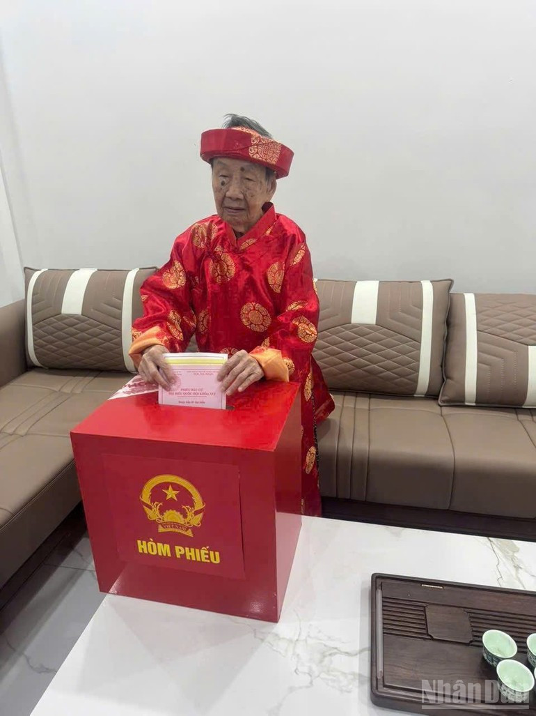 Cuando se abrieron las urnas el 15 de marzo, Pham Thi Xen, nacida el 1 de enero de 1926, ya estaba lista para votar en su domicilio, al que acudió un equipo de la circunscripción electoral 23, con sede en la Casa Comunal de Truc Cat, en la ciudad de Hai Phong.