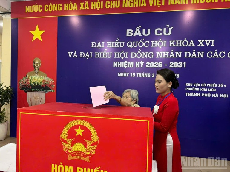 Pese a su avanzada edad, muchos ancianos insisten en echar personalmente su papeleta en la urna, un gesto lleno de orgullo y emoción.