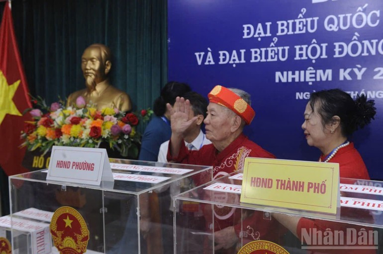 Con una sonrisa gentil, el hombre comparte su jolgorio por tener en la mano la papeleta que le permitirá elegir a los mejores representantes de la voluntad y el anhelo del pueblo.