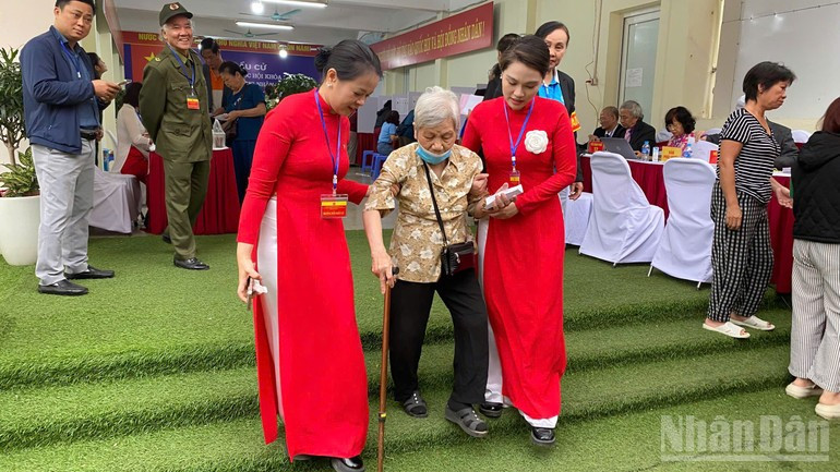 Las fuerzas al servicio del sufragio acompañan a los ciudadanos de la tercera edad que ya han votado.