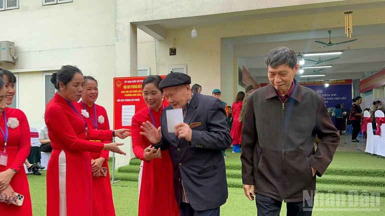 Otro anciano afirma sentirse orgulloso de aportar de nuevo su granito de arena al trabajo común del país.