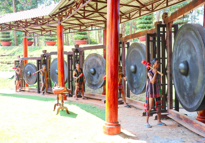 Espectáculo de gong en el Área de Preservación de la Cultura Étnica S'tieng, en la aldea de Bom Bo, provincia de Dong Nai. Espectáculo de gong en el Área de Preservación de la Cultura Étnica S'tieng, en la aldea de Bom Bo, provincia de Dong Nai.