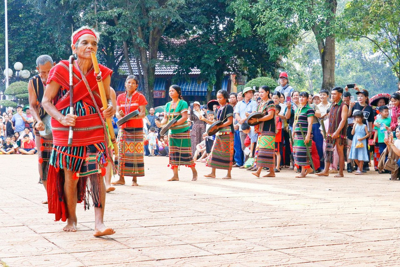 Recreación de la ceremonia comunal de amistad de los grupos étnicos S'tieng y M'nong en el Área de Preservación de la Cultura Étnica S'tieng en la aldea de Bom Bo, provincia de Dong Nai. Recreación de la ceremonia comunal de amistad de los grupos étnicos S'tieng y M'nong en el Área de Preservación de la Cultura Étnica S'tieng en la aldea de Bom Bo, provincia de Dong Nai.