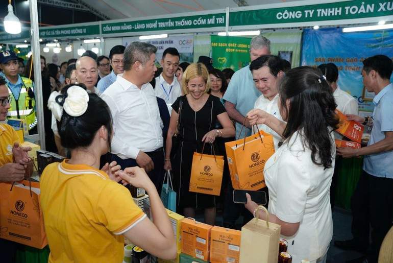 Delegados recorren los estantes. Delegados recorren los estantes.