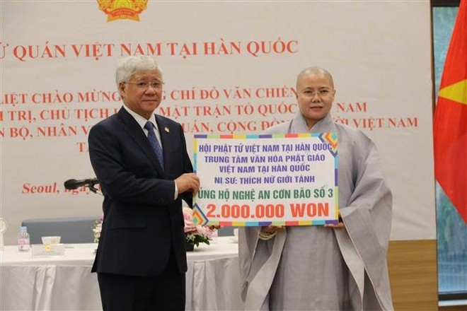 La venerable Thich Nu Gioi Tanh, presidenta de la Asociación de Budistas Vietnamitas en Corea del Sur, entrega dos millones de wones (moneda surcoreana) donados por budistas vietnamitas para ayudar a los residentes de la provincia de Nghe An a superar las consecuencias del tifón Wipha. (Foto: VNA) La venerable Thich Nu Gioi Tanh, presidenta de la Asociación de Budistas Vietnamitas en Corea del Sur, entrega dos millones de wones (moneda surcoreana) donados por budistas vietnamitas para ayudar a los residentes de la provincia de Nghe An a superar las consecuencias del tifón Wipha. (Foto: VNA)