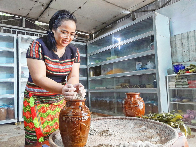 Dieu Thi Xia, de la comuna de Bom Bo, provincia de Dong Nai, prepara 'ruou can', un tipo de vino local hecho de arroz. Dieu Thi Xia, de la comuna de Bom Bo, provincia de Dong Nai, prepara 'ruou can', un tipo de vino local hecho de arroz.