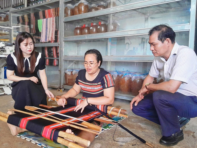 En 2024, el Ministerio de Cultura, Deportes y Turismo reconoció la artesanía tradicional del tejido de brocado del pueblo S'tieng en la provincia de Binh Phuoc (ahora parte de Dong Nai) como Patrimonio Cultural Inmaterial Nacional. En 2024, el Ministerio de Cultura, Deportes y Turismo reconoció la artesanía tradicional del tejido de brocado del pueblo S'tieng en la provincia de Binh Phuoc (ahora parte de Dong Nai) como Patrimonio Cultural Inmaterial Nacional.