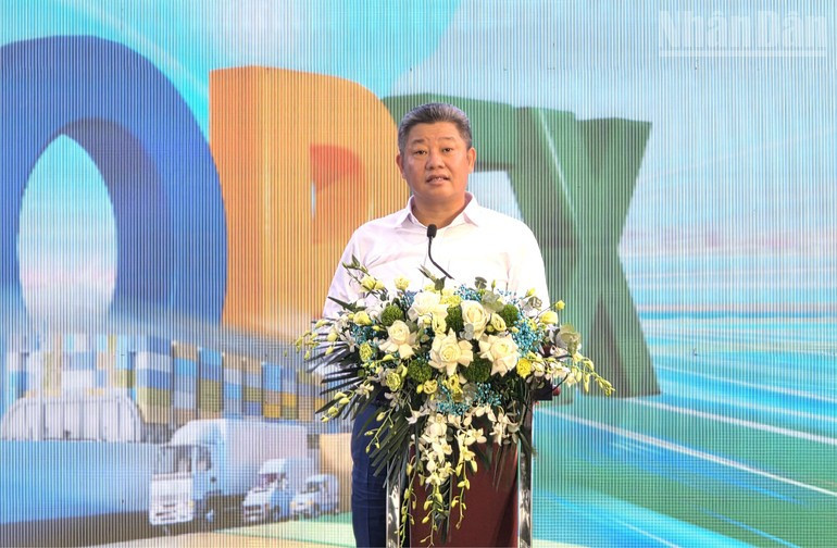 Nguyen Manh Quyen, vicepresidente del Comité Popular de Hanói, da palabras. Nguyen Manh Quyen, vicepresidente del Comité Popular de Hanói, da palabras.