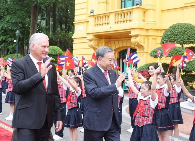 El secretario general del Partido Comunista de Vietnam, To Lam, y el primer secretario del Comité Central del Partido Comunista de Cuba y presidente de ese país, Miguel Díaz-Canel Bermúdez, junto con niños de Hanói. (Foto: VNA) El secretario general del Partido Comunista de Vietnam, To Lam, y el primer secretario del Comité Central del Partido Comunista de Cuba y presidente de ese país, Miguel Díaz-Canel Bermúdez, junto con niños de Hanói. (Foto: VNA)