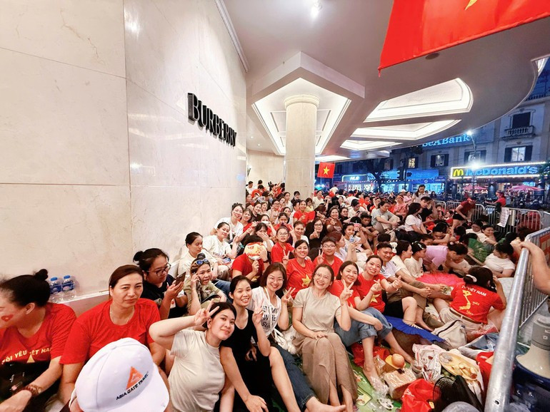 Multitud de espectadores en el cruce de las calles de Trang Tien y Hang Bai.