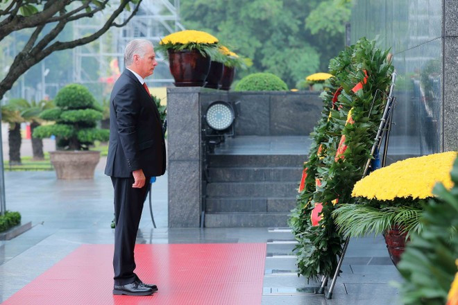 El primer secretario del Comité Central del Partido Comunista y presidente de Cuba, Miguel Díaz-Canel Bermúdez, rinde homenaje al Presidente Ho Chi Minh. (Foto: VNA) El primer secretario del Comité Central del Partido Comunista y presidente de Cuba, Miguel Díaz-Canel Bermúdez, rinde homenaje al Presidente Ho Chi Minh. (Foto: VNA)