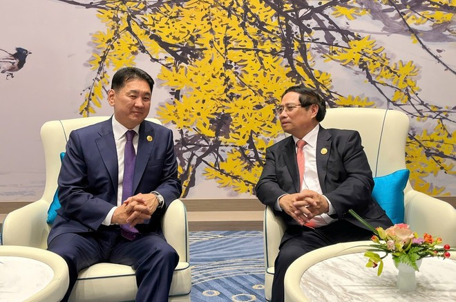 El primer ministro de Vietnam, Pham Minh Chinh, se reúne con el presidente de Mongolia, Ukhnaagiin Khurelsukh. (Foto: VNA) El primer ministro de Vietnam, Pham Minh Chinh, se reúne con el presidente de Mongolia, Ukhnaagiin Khurelsukh. (Foto: VNA)