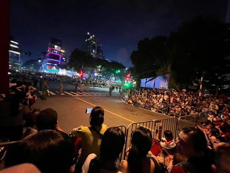 Una vista de la calle de Nguyen Thai Hoc, considerada una de las mejores rutas para contemplar el desfile.