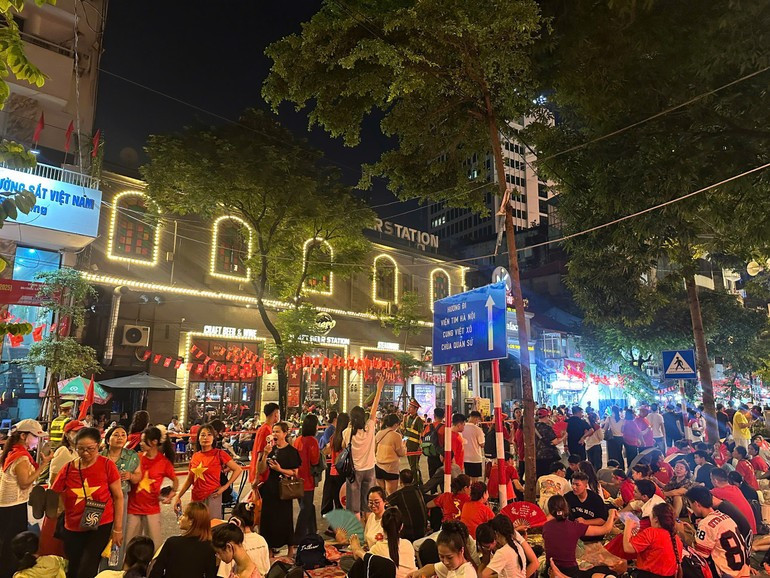 El color rojo de la bandera nacional es el tono imperante en la calle de Le Duan.
