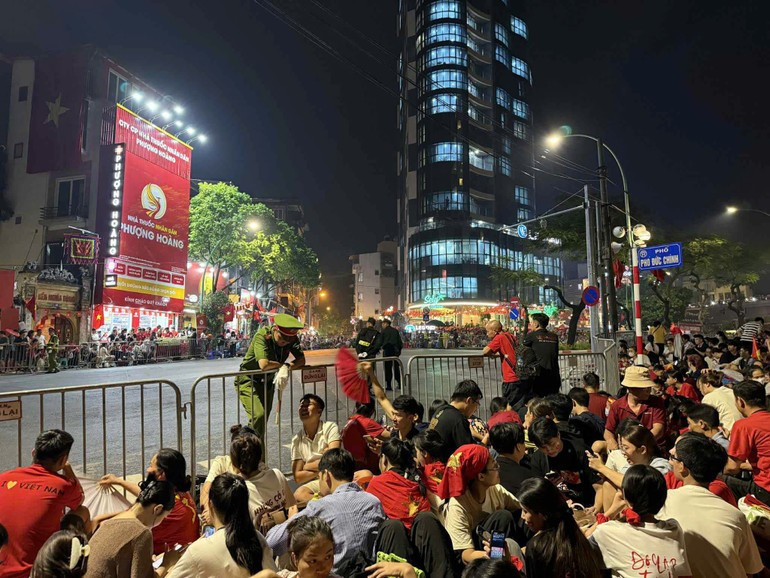 La atmósfera festiva en el cruce de las calles de Thanh Nien y Pho Duc Chinh.