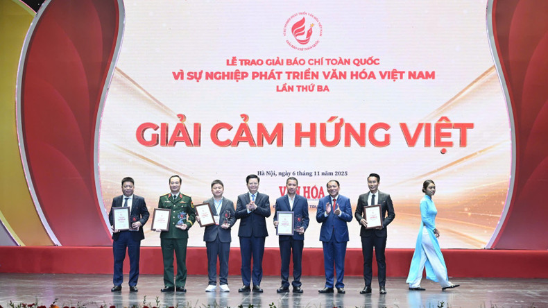 El viceprimer ministro vietnamita Mai Van Chinh y el ministro de Cultura, Deportes y Turismo del país, Nguyen Van Hung, entregan el premio “Inspiración de Vietnam” a los particulares y colectivos merecedores.