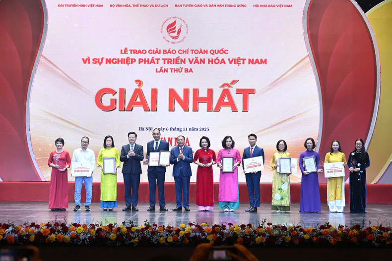 El vicepremier Mai Van Chinh y el ministro Nguyen Van Hung otorgan el primer premio a los autores y grupos de autores.