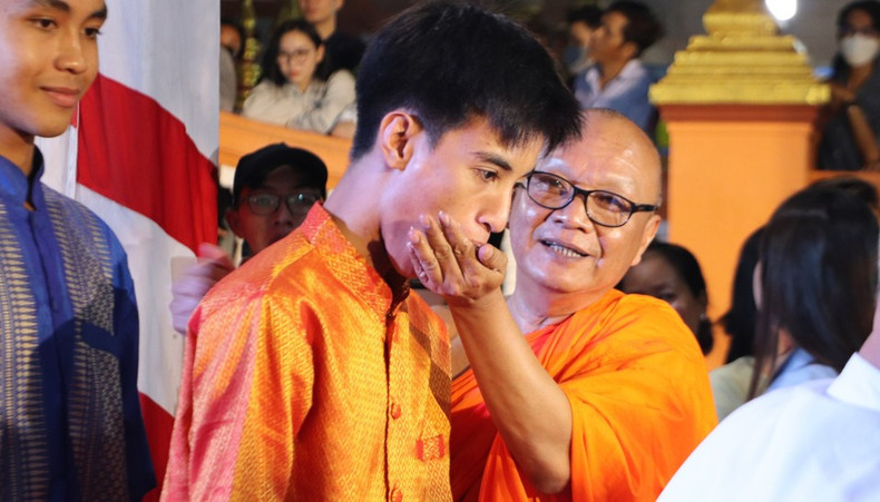 Ritual de alimentación con arroz glutinoso tierno aplanado en la ceremonia de adoración a la luna.