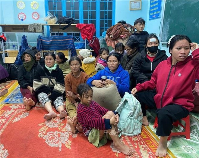 Pobladores de la provincia de Quang Ngai se han desplazado al refugio antes de la llegada del tifón. (Foto: VNA)