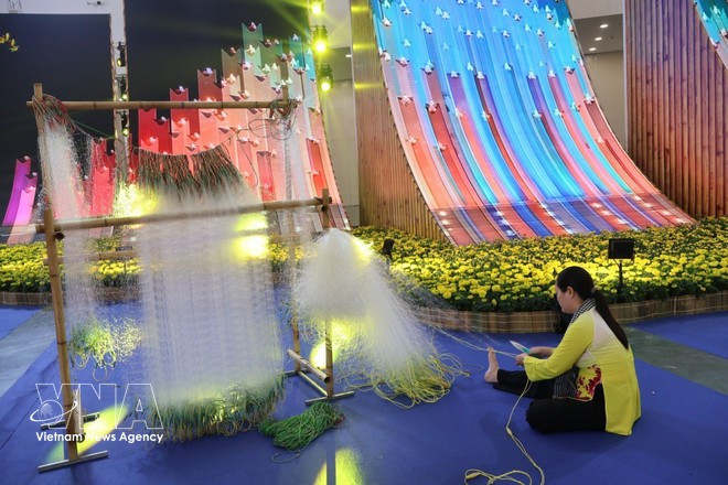 Tejer redes refleja la vida laboral de los pescadores del Sur de Vietnam. (Foto: VNA)