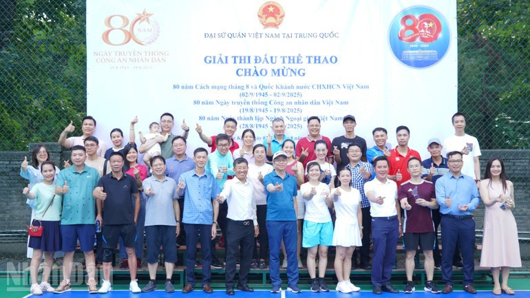 Los participantes en el torneo deportivo organizado por la embajada. (Foto: Nhan Dan) Los participantes en el torneo deportivo organizado por la embajada. (Foto: Nhan Dan)