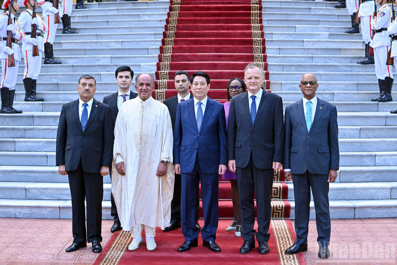 El presidente Luong Cuong recibe a los embajadores concurrentes de Jamaica, Túnez, Eslovenia y Tayikistán. (Foto: Nhan Dan) El presidente Luong Cuong recibe a los embajadores concurrentes de Jamaica, Túnez, Eslovenia y Tayikistán. (Foto: Nhan Dan)