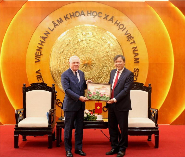 El profesor y doctor Le Van Loi, presidente de la Academia de Ciencias Sociales de Vietnam, entrega un recuerdo al embajador de Argentina en Vietnam, Marcos Antonio Bednarski. (Foto: VASS)