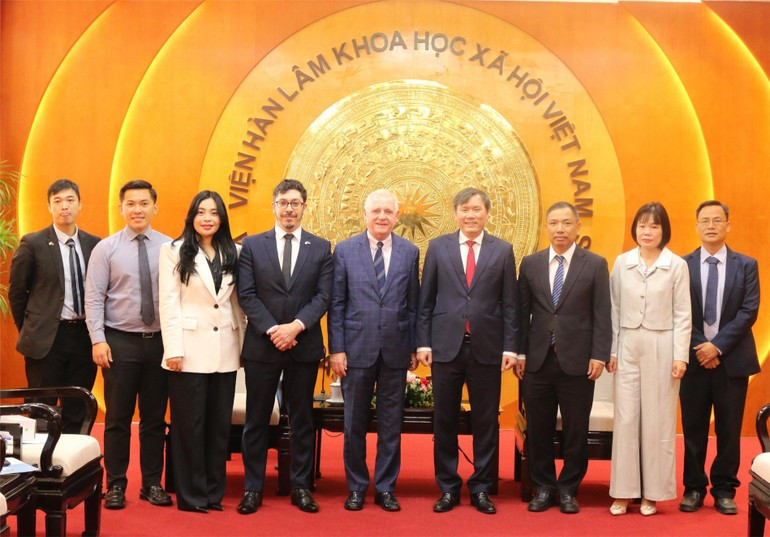 Los delegados de ambas partes posan para fotos. (Foto: VASS)