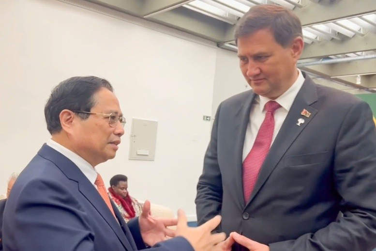 El primer ministro de Vietnam, Pham Minh Chinh, y el ministro de Asuntos Exteriores de Bielorrusia, Maxim Ryzhenkov. (Fotografía: VGP) El primer ministro de Vietnam, Pham Minh Chinh, y el ministro de Asuntos Exteriores de Bielorrusia, Maxim Ryzhenkov. (Fotografía: VGP)