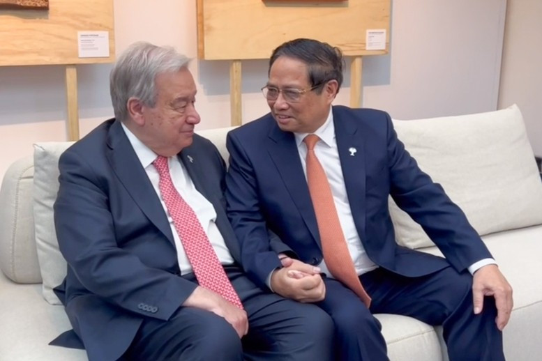 El primer ministro de Vietnam, Pham Minh Chinh (derecha), conversa con el secretario general de la Organización de las Naciones Unidas, Antonio Guterres. (Fotografía: VGP) El primer ministro de Vietnam, Pham Minh Chinh (derecha), conversa con el secretario general de la Organización de las Naciones Unidas, Antonio Guterres. (Fotografía: VGP)