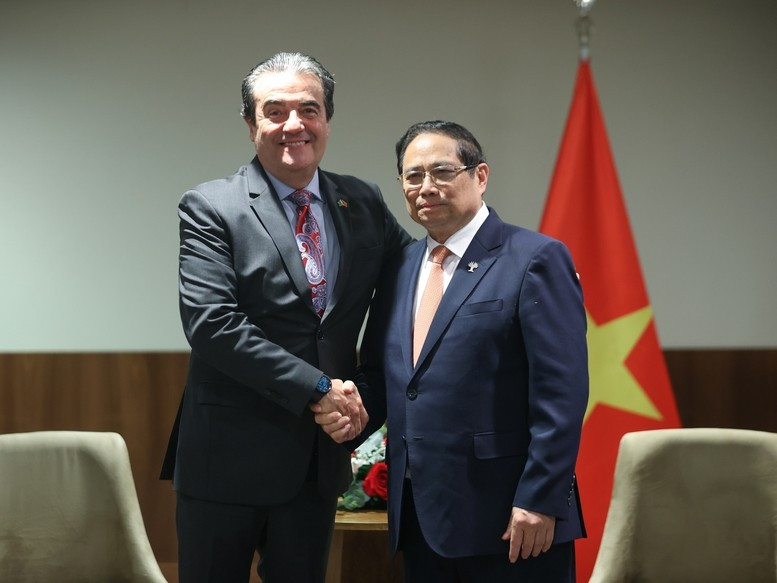 El primer ministro de Vietnam, Pham Minh Chinh (derecha), y el director creativo de Alterosa MK, Celso Nunes Cio. (Fotografía: VGP) El primer ministro de Vietnam, Pham Minh Chinh (derecha), y el director creativo de Alterosa MK, Celso Nunes Cio. (Fotografía: VGP)