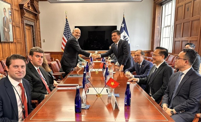 El ministro de Industria y Comercio de Vietnam, Nguyen Hong Dien, se reúne con el secretario de Comercio de Estados Unidos, Howard Lutnick, para negociar el acuerdo comercial recíproco entre los dos países. (Fotografía: VNA) El ministro de Industria y Comercio de Vietnam, Nguyen Hong Dien, se reúne con el secretario de Comercio de Estados Unidos, Howard Lutnick, para negociar el acuerdo comercial recíproco entre los dos países. (Fotografía: VNA)