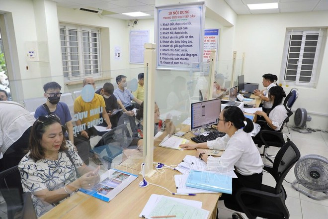 La gente viene a realizar procedimientos administrativos públicos en el barrio de Hai Ba Trung. (Fotografía: VNA) La gente viene a realizar procedimientos administrativos públicos en el barrio de Hai Ba Trung. (Fotografía: VNA)