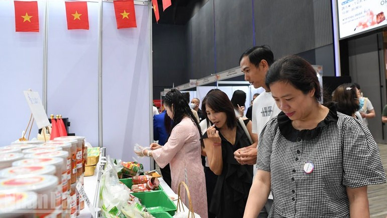 Los productos alimenticios de Vietnam acaparan atención de los visitantes.