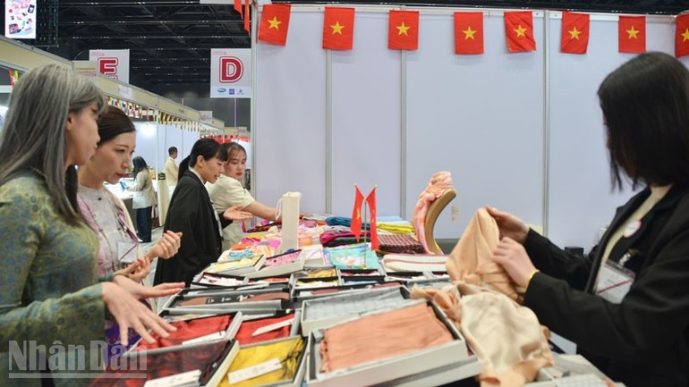 Productos de seda vietnamitas en la feria.