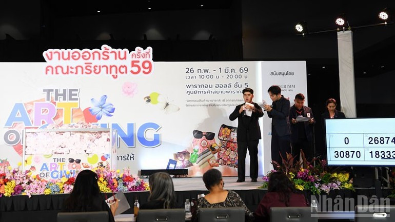 Escena del sorteo organizado en la tarde del 1 de marzo, una actividad de tributo a los benefactores participantes en el evento.